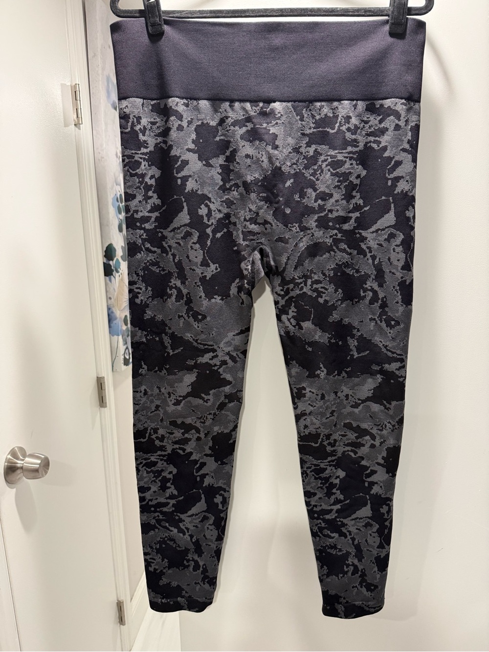 AnyBody Black & Gray Camouflage High-Rise Leggings - Picture 2 of 5